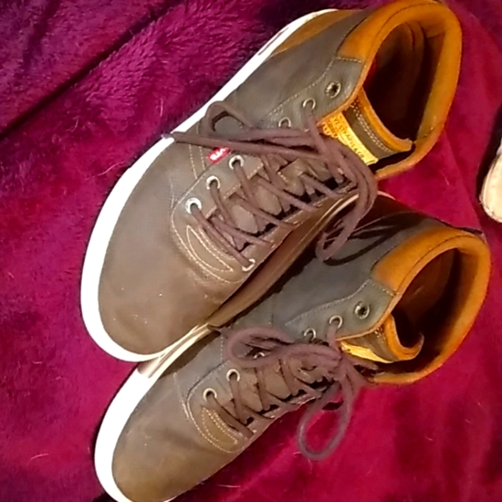 Mens size 9 brown levis boots